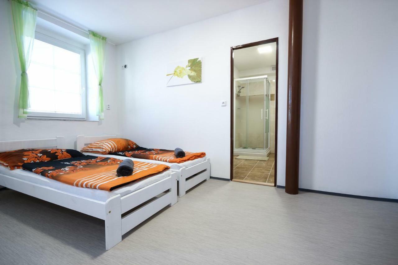 Penzion Bazen Vino Sklep U Palecku Zaječí Buitenkant foto